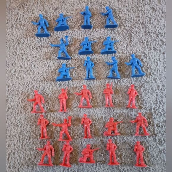 Vintage Police Officer 27 Figures Red Classic Toy Soldiers Set - PRE-OWNED - Picture 1 of 3